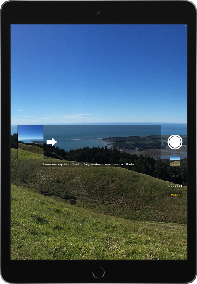 A kamera Panoráma módban van. Balra középen a nyíl jobbra mutat, hogy a panoráma irányát jelezze.