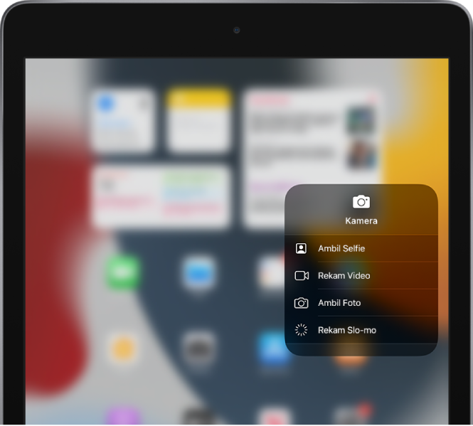 Layar menampilkan pilihan Kamera tambahan yang tersedia di Pusat Kontrol saat Anda menyentuh dan menahan kontrol Kamera. Pilihan adalah Ambil Selfie, Rekam Video, Ambil Foto, dan Rekam Slo-mo.