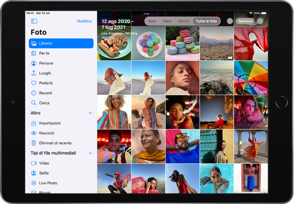 Sul lato sinistro di una schermata di Foto è visibile una barra laterale per selezionare le opzioni Libreria, “Per te”, Persone, Luoghi e altre categorie; è selezionata l'opzione Libreria. Il resto della schermata mostra la libreria di foto nella vista con tutte le foto. In alto a sinistra, sulla libreria, vengono indicati la data e il luogo in cui sono state scattate le foto. In alto al centro sono presenti le opzioni per visualizzare le foto per anni, mesi, giorni o “Tutte le foto”. “Tutte le foto” è selezionato. In alto a destra sono presenti i pulsanti Aspetto, Seleziona e Altro.