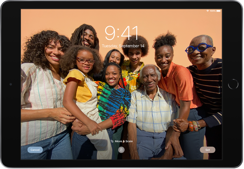 „iPad“ užrakinimo ekranas, kaip fono paveikslėlis nustatyta nuotrauka iš nuotraukų bibliotekos.