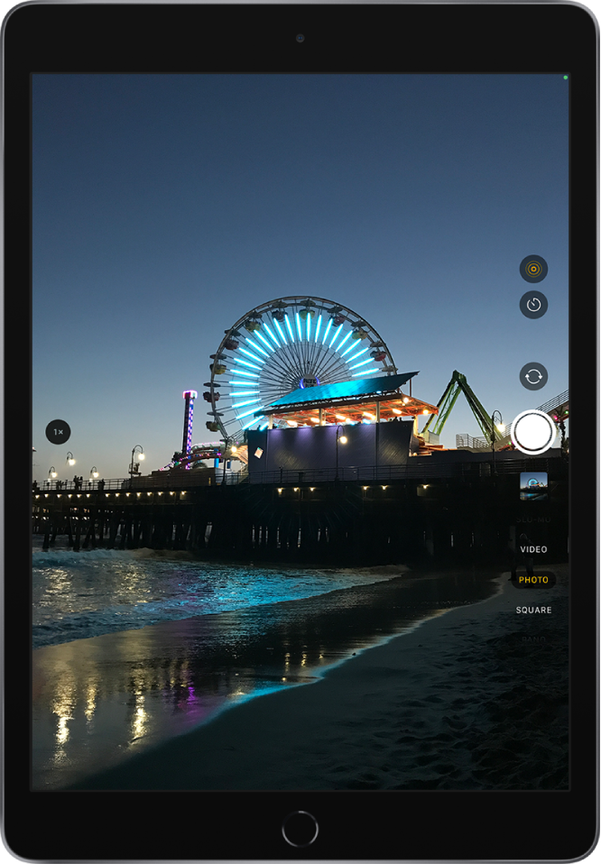 „iPad Pro“ užfiksuotas vaizdas programos „Camera“ ekrane. Užrakto mygtukas yra dešinėje, kartu su fotoaparatų perjungimo ir fotografavimo režimo pasirinkimo mygtukais.