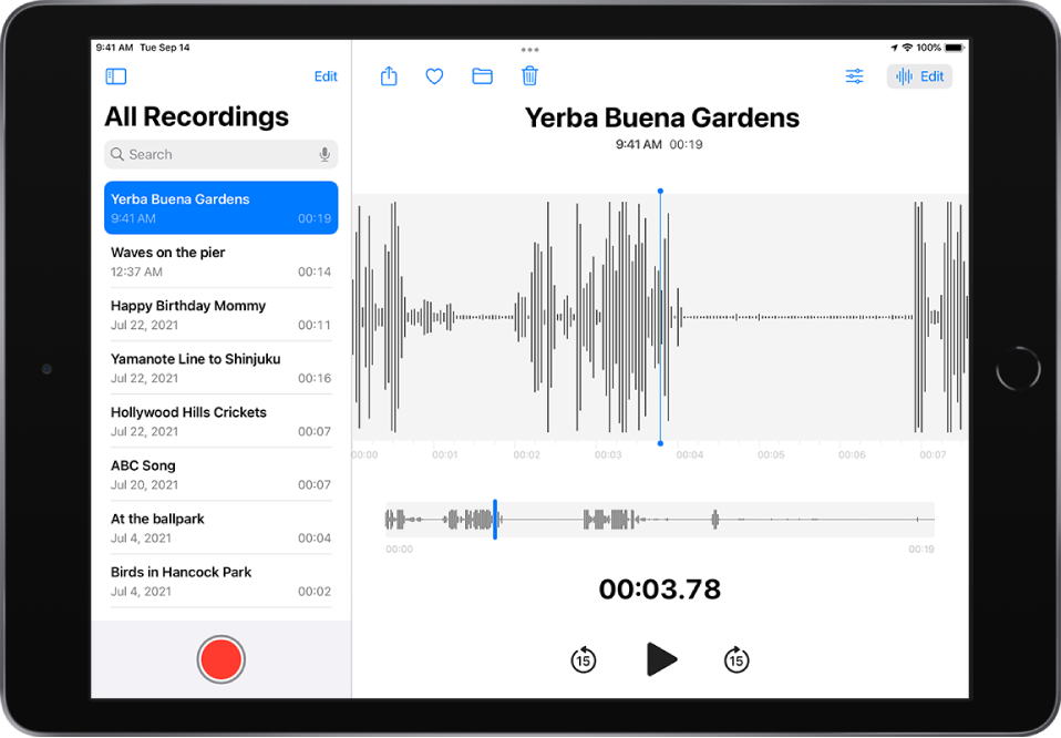 Kairėje rodomas sąrašas „Voice Memos“, viršuje pasirinktas įrašas. Kairėje ant įrašo rodoma grojimo žyma, kurią galite nutempti per bangos formą į konkrečią įrašo vietą, o po bangos forma pateikiama laiko juosta. Viršuje pateikti mygtukai „Share“, „Favorite“, „Move“, „Delete“, „Playback Settings“ ir „Edit“. Po laiko juosta yra mygtukai, kuriuos naudodami galite peršokti 15 sekundžių atgal, paleisti įrašą ir peršokti 15 sekundžių pirmyn.
