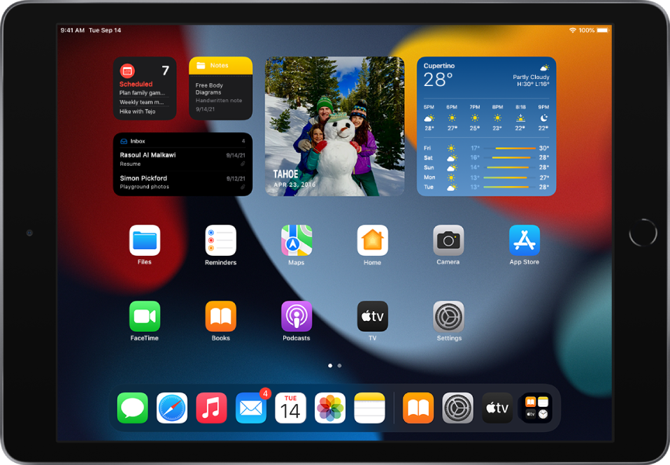 iPad ierīces sākuma ekrāns ar ieslēgtu režīmu Dark Mode.