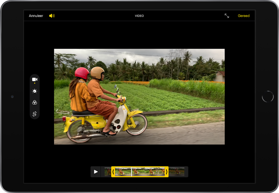 Een video in het Wijzig-scherm met de frameviewer van de video onder in het scherm. De knoppen 'Annuleer' en 'Volume' staan linksbovenin en de knoppen voor het overschakelen naar de schermvullende weergave en 'Gereed' staan rechtsbovenin. Aan de linkerkant van het scherm staan de bewerkingshulpmiddelen (van boven naar beneden): 'Video', 'Pas aan', 'Filters' en 'Snij bij'. 'Video' is geselecteerd.