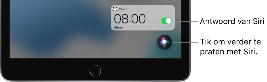 Siri in het beginscherm. Een melding van de Klok-app geeft aan dat er een wekker is ingesteld voor acht uur 's ochtends. Een knop rechtsonder in het scherm wordt gebruikt om verder te praten tegen Siri.