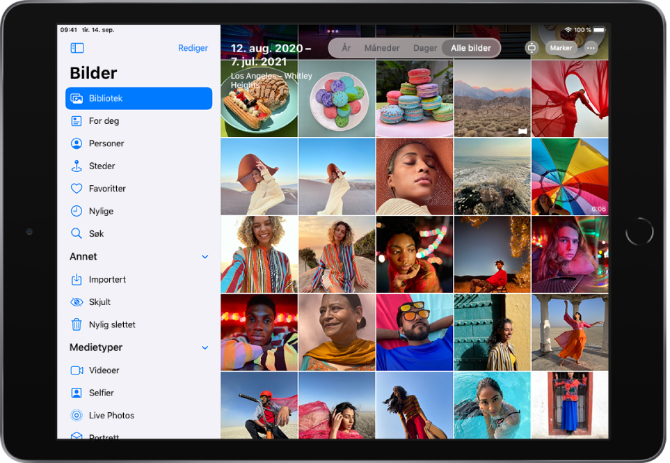 På venstre side av skjermen i Bilder er et sidepanel for å markere Bibliotek, For deg, Personer, Steder og andre kategorier. Bibliotek er markert. Resten av skjermen viser bildebiblioteket i Alle bilder-visning. Øverst i bildebiblioteket vises datoen og posisjonen hvor bildene ble tatt. Øverst i midten er det alternativer for å navigere i bildene etter År, Måneder, Dager og Alle bilder. Alle bilder er valgt. Øverst til høyre på skjermen er knappene Størrelsesforhold, Marker og Mer.