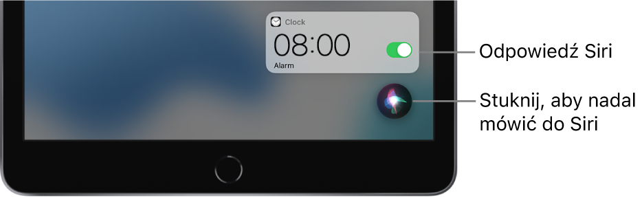 Siri na ekranie początkowym. Powiadomienie z aplikacji Zegar potwierdzające, że alarm jest ustawiony na godzinę ósmą rano. Na środku dolnej części ekranu znajduje się przycisk pozwalający dalej mówić do Siri.