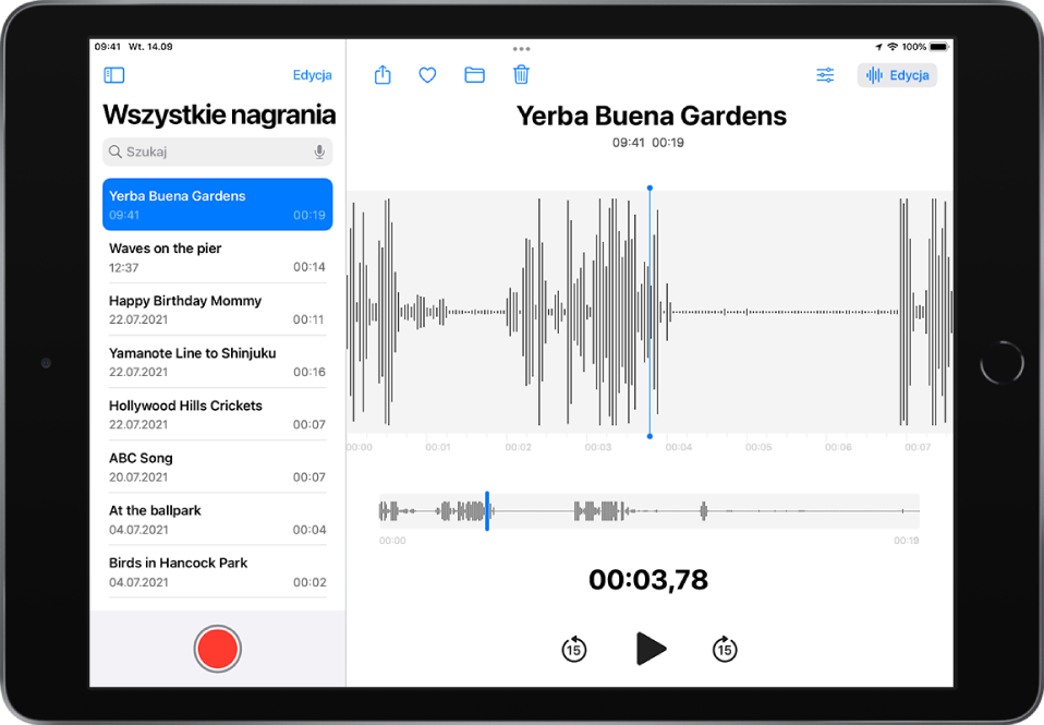Lista notatek głosowych po lewej, z widocznym u góry zaznaczonym nagraniem. Po prawej stronie ekranu widoczna jest głowica, którą możesz przeciągnąć przez kształt fali dźwiękowej, aby przejść do innego miejsca nagrania. Poniżej kształtu fali widoczna jest linia czasowa. Powyżej znajdują się przyciski Udostępnij, Ulubione, Przenieś, Usuń, Ustawienia odtwarzania oraz Edycja. Poniżej linii czasowej znajdują się przyciski przechodzenia do tyłu o 15 sekund, odtwarzania oraz przechodzenia do przodu o 15 sekund.
