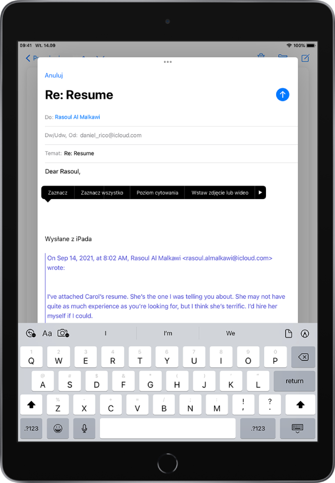 Redagowanie wiadomości roboczej. Nad klawiaturą widoczne są opcje dodawania załączników. Wyświetlane opcje służą do edytowania tekstu, wstawiania obrazków i zdjęć, wstawiania zachowanych plików oraz rysowania w wiadomości email.