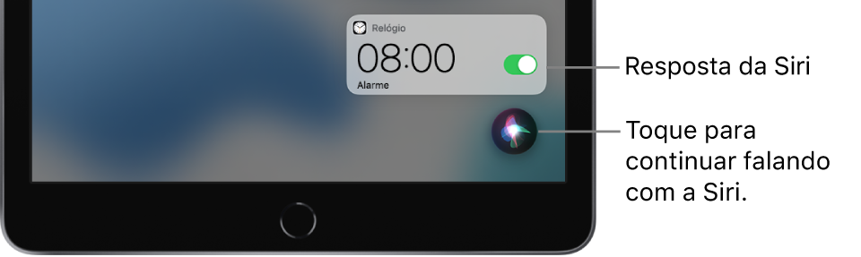 Siri na Tela de Início. Uma notificação do app Relógio mostra que um alarme está ativado para as 8 horas da manhã. Um botão na parte inferior direita da tela é usado para continuar falando com a Siri.