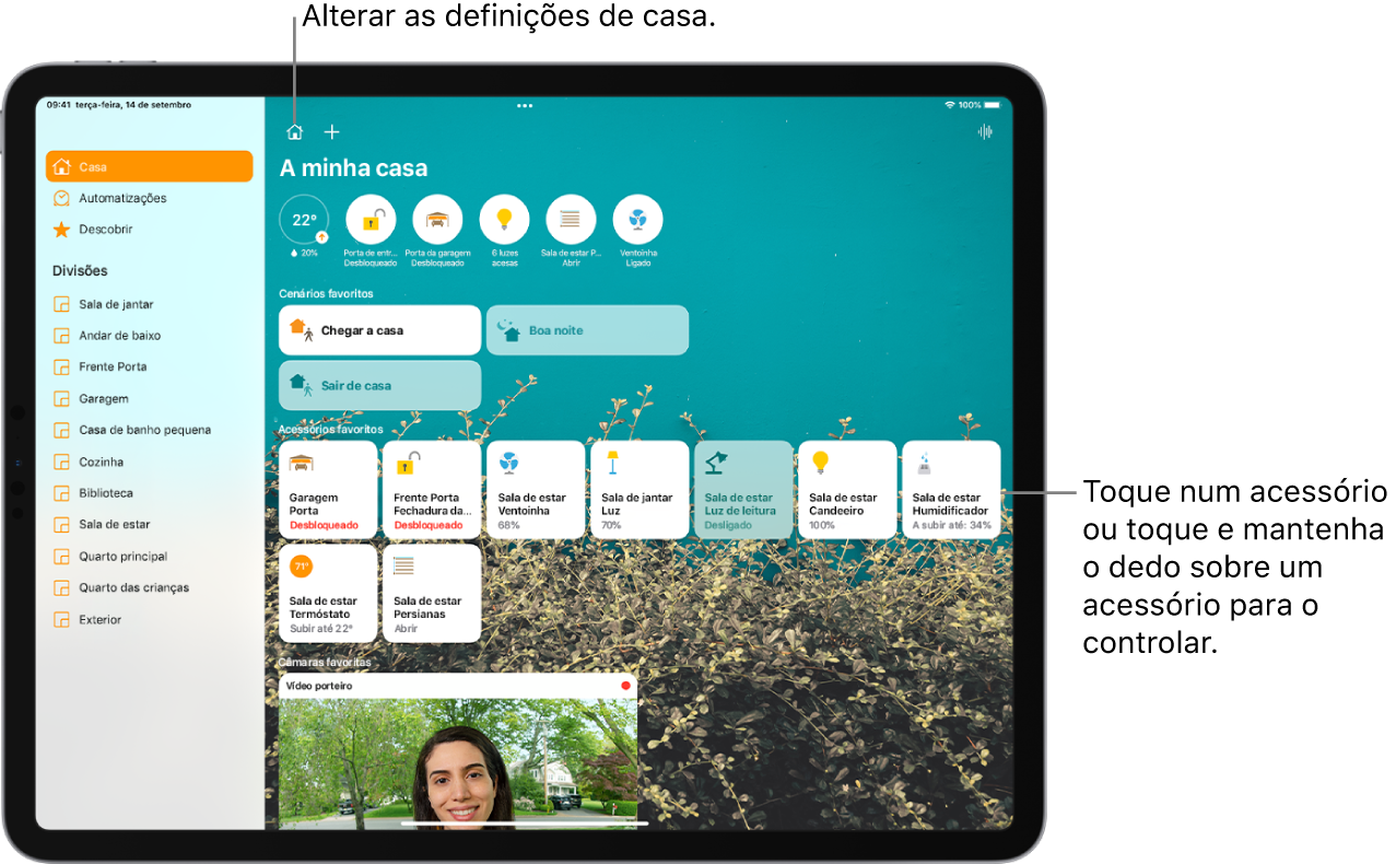A aplicação Casa com a barra lateral à esquerda, com a ilustração de os separadores Casa, Automatização e Descobrir junto ao canto superior esquerdo. As divisões no interior da casa aparecem por baixo. À direita da barra lateral, em cima, estão o botão Definições das casas e o botão Adicionar. O botão “Intercomunicador” está no canto superior direito. Em cima, seis botões de estado: termostato, fechadura, porta da garagem, luzes, cortinas e ventoinha. Por baixo, os cenários e acessórios que foram marcados como favoritos. Em baixo, está uma imagem capturada com uma câmara de um videoporteiro.