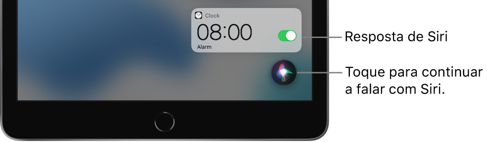 Siri no ecrã principal. Uma notificação da aplicação Relógio mostra que está ativado um alarme para as 8:00 da manhã. Um botão na parte inferior direita do ecrã é usado para continuar a falar com Siri.