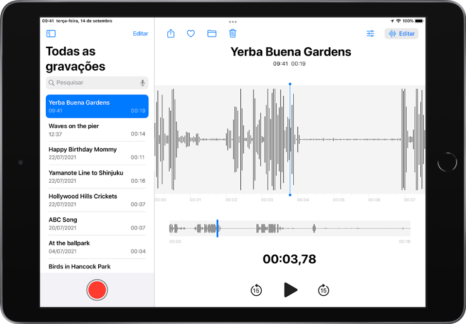 A lista da aplicação Dictafone está à esquerda, com uma gravação selecionada na parte superior. À direita, a gravação tem um cursor de reprodução, que pode arrastar pela forma de onda para ir para um local específico da gravação, e um cronograma por baixo da forma de onda. Por cima encontram‑se os botões Partilhar, Favorito, Mover, Apagar, Definições de reprodução e Editar. Por baixo encontram‑se os botões para retroceder 15 segundos, reproduzir e avançar 15 segundos.