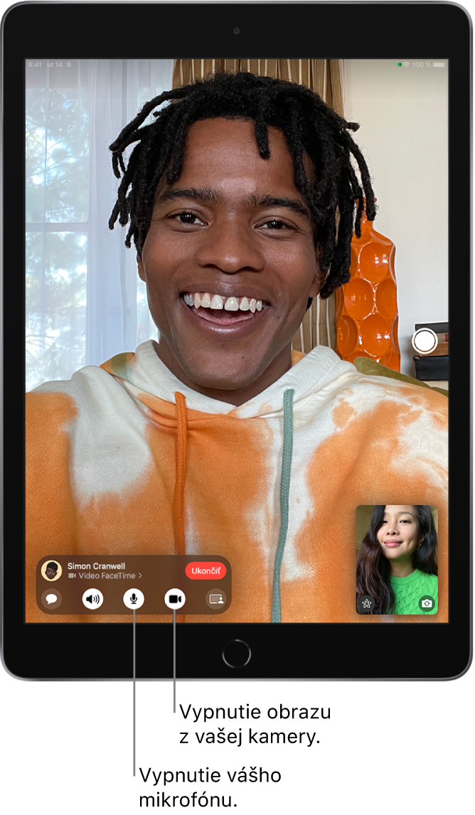Prebiehajúci FaceTime hovor. Váš obrázok sa zobrazuje v malej dlaždici vpravo dole a obrázok druhej osoby vypĺňa zvyšok obrazovky. Malá dlaždica obsahuje aj tlačidlá Efekty a Prepnúť na zadnú kameru. Na pravej strane obrazovky sa nachádza tlačidlo Live Photo. V dolnej časti obrazovky sa nachádzajú ovládacie prvky apky FaceTime: tlačidlá Otvoriť Správy, Zvuk, Zvuk je zapnutý, Kamera je zapnutá a Zdieľať obsah. Nad ovládacími prvkami sa zobrazuje meno alebo Apple ID osoby, s ktorou hovoríte, a tlačidlo Ukončiť.