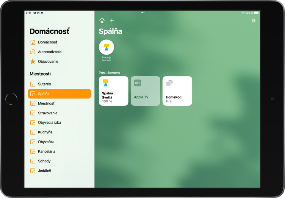 Apka Domácnosť s postranným panelom na ľavej strane. V postrannom paneli je v časti Miestnosti vybraná položka Spálňa. Navrchu na pravej strane postranného panela sa nachádzajú tlačidlá Nastavenia domácnosti a Pridať. Vpravo hore sa nachádza tlačidlo Interkom. V hornej časti sa nachádza stavové tlačidlo svetla signalizujúce, že svetlo je rozsvietené. Dole sú vidieť tlačidlá príslušenstva pre svetlá v spálni, Apple TV a HomePod.