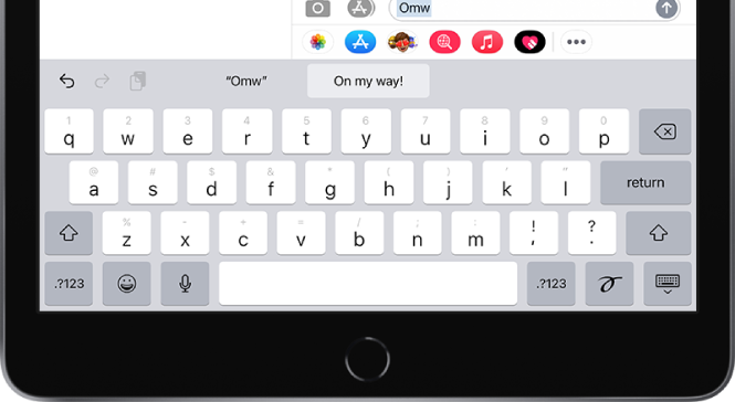 Sporočilo z vpisano besedilno bližnjico »OMW« v polju za vnos besedila in predlaganim sporočilom »On my way!« spodaj.