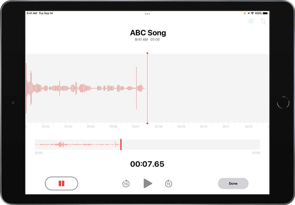 Poteka snemanje Voice Memos, pri čemer je gumb Pause aktiviran, kontrolniki predvajanja ter preskakovanja naprej za 15 sekund in nazaj za 15 sekund pa so zatemnjeni. Na glavnem delu zaslona so prikazane valovite oblike snemanja, ki je v teku, in indikator časa. Zgoraj desno se prikaže oranžni indikator Microphone In Use.