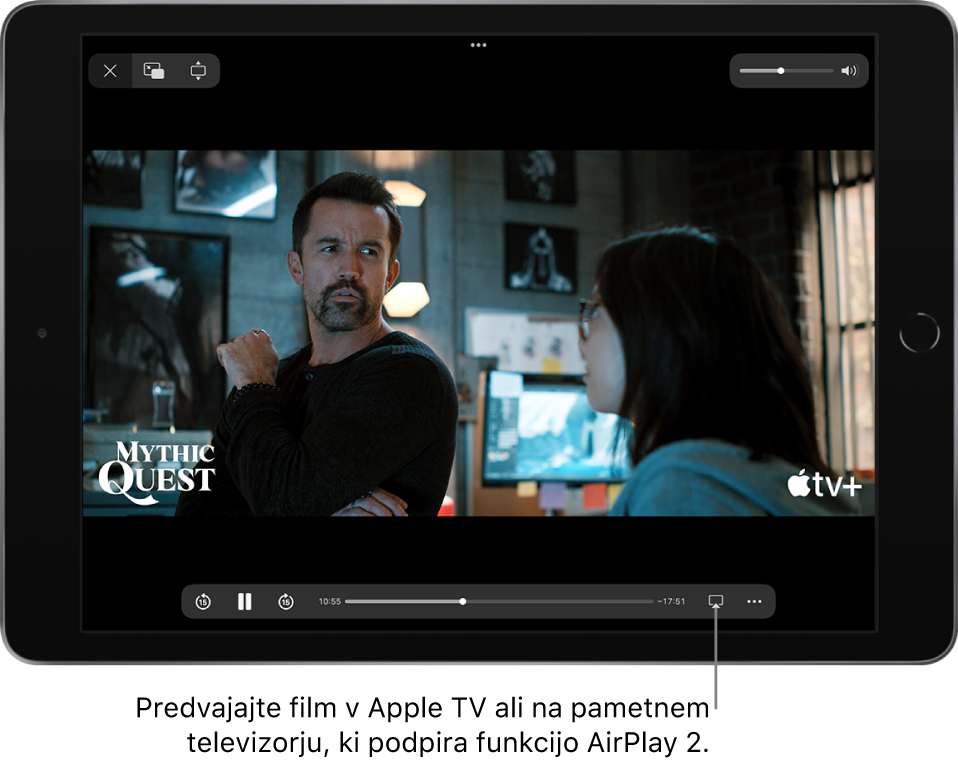 Film, ki se predvaja na zaslonu iPada. Na dnu zaslona so kontrolniki za predvajanje, vključno z gumbom AirPlay v spodnjem desnem kotu.
