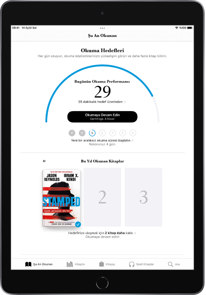 Şu An Okunan’da Okuma Hedefleri bölümü. Okuma sayacı 20 dakikalık hedefin 10 dakikasının tamamlandığını gösteriyor. Sayacın altında Okumayı Sürdür düğmesi ve Pazar’dan Cumartesi’ye haftanın günlerini gösteren daireler var. Pazar ve Pazartesi için olan daireler mavidir ve okuma hedefine ulaşıldığını gösteriyor. Salı için olan dairenin yarısı tamamlanmış ve o günkü ilerlemeyi gösteriyor. Çarşamba’dan Cumartesi’ye kadar olan daireler gri. Ekranın ortasında Bu Yıl Okunmuş Kitaplar gösteriliyor. Üç kare, üç kitap ile ilgili okuma hedefi gösteriyor. Bir kareyi bir kitap kapağı kaplıyor ve yıl için bir kitabın okunmasını gösteriyor.