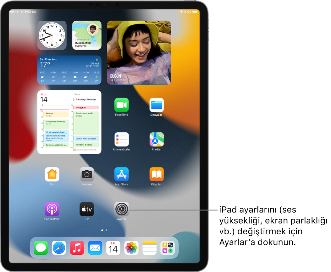 iPad’inizin ses yüksekliğini, ekran parlaklığını ve daha birçok şeyi değiştirmek için dokunabileceğiniz Ayarlar uygulamasının simgesi de dahil olmak üzere birçok uygulama simgesinin bulunduğu iPad ana ekranı.