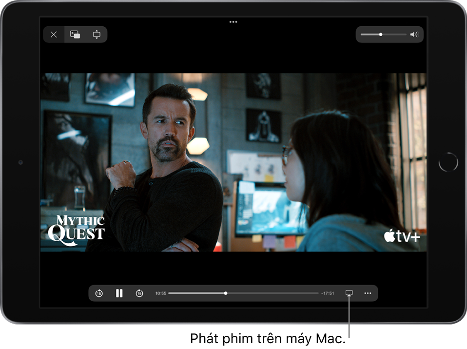 Một phim đang phát trên màn hình iPad. Ở cuối màn hình là các điều khiển phát lại, bao gồm nút AirPlay ở gần dưới cùng bên phải.