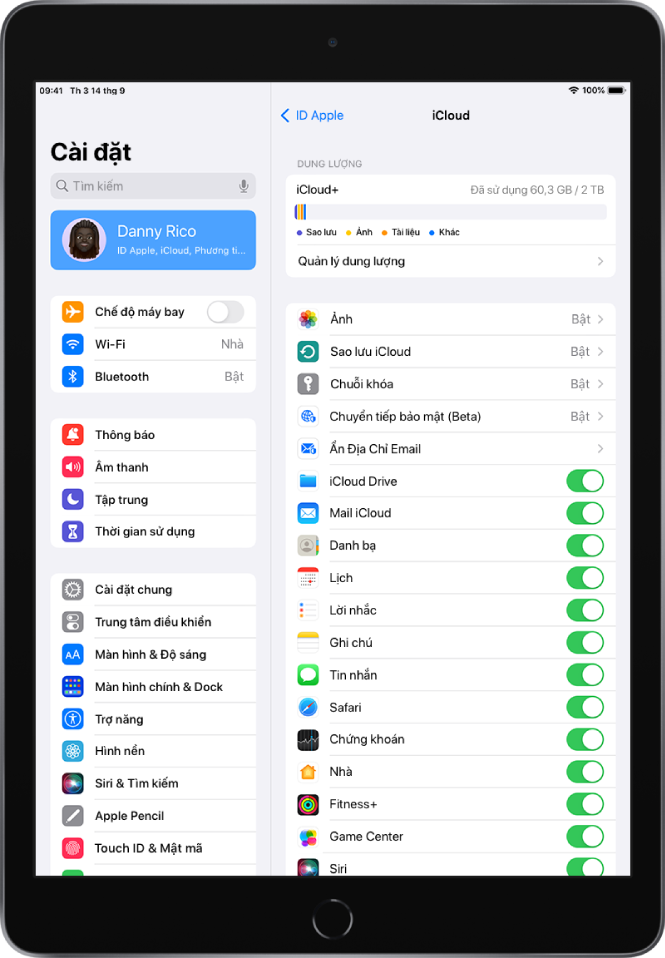 Màn hình cài đặt iCloud đang hiển thị đồng hồ đo Dung lượng iCloud và một danh sách các ứng dụng và tính năng, bao gồm Mail, Danh bạ và Tin nhắn, có thể sử dụng được với iCloud.