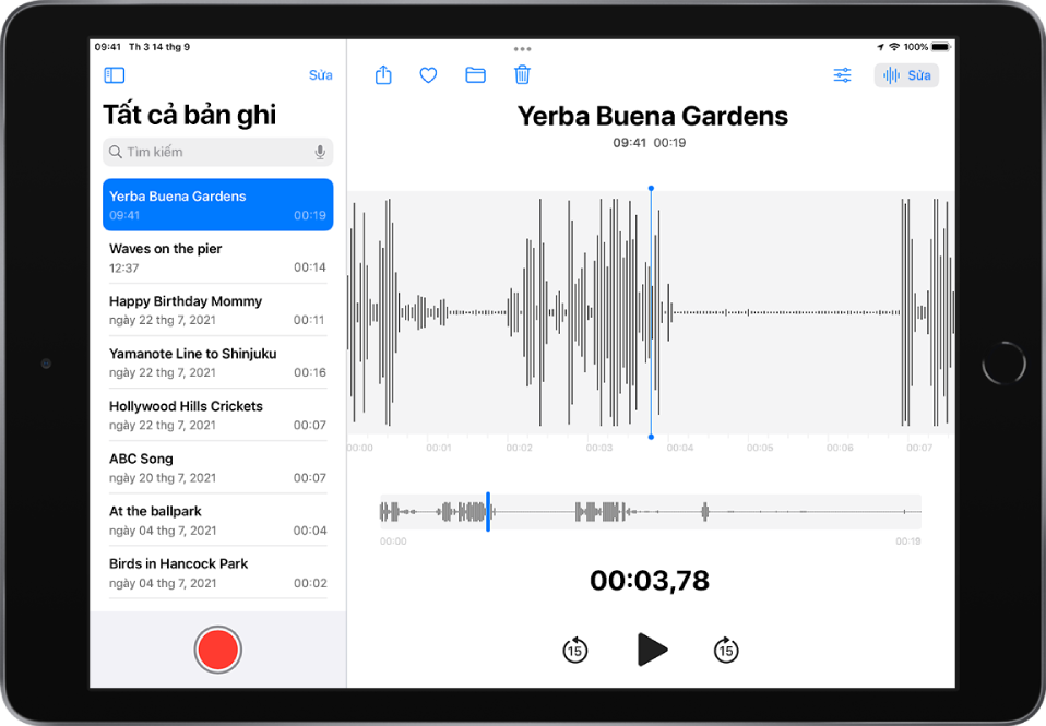 Màn hình danh sách Ghi âm ở bên trái, với một bản ghi được chọn ở trên cùng. Ở bên phải, bản ghi có một đầu phát mà bạn có thể kéo dạng sóng để đi tới một vị trí cụ thể trong bản ghi và dòng thời gian bên dưới dạng sóng. Phía trên là các nút Chia sẻ, Mục ưa thích, Di chuyển, Xóa, Cài đặt phát lại và Sửa. Bên dưới dòng thời gian là các nút để bỏ qua về phía sau 15 giây, phát và bỏ qua về phía trước 15 giây.