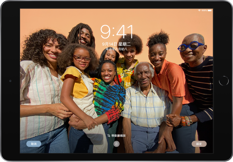 iPad 鎖定畫面，使用照片圖庫中的照片作為背景。