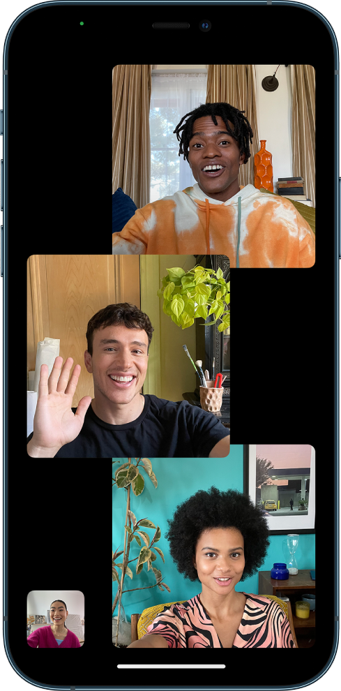 مكالمة FaceTime جماعية بها أربعة مشاركين، بمن فيهم منشئ المكالمة. يظهر كل مشارك في إطار منفصل.