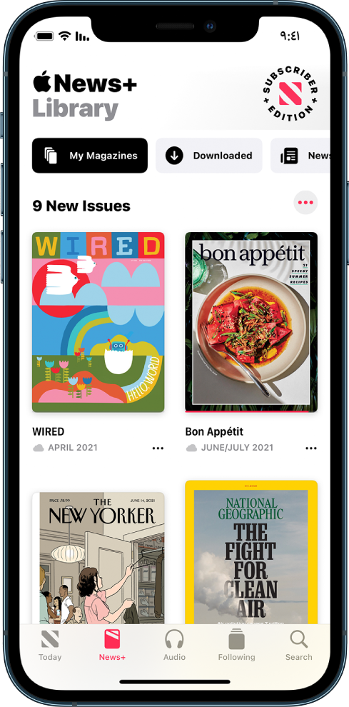 شاشة تعرض مكتبة Apple News+‎. في الجزء العلوي يظهر زرا My Magazines و Downloaded مع تحديد My Magazines. يوجد أسفل الزرين أربع مجلات مختلفة. في أسفل الشاشة تظهر أزرار Today و News+‎ و Audio و Following و Search مع تمييز News+‎.