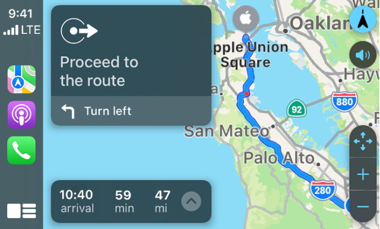 CarPlay, показващ иконки за Maps (Карти), Podcasts (Подкасти) и Phone (Телефон) вляво, картата на маршрут за шофиране вдясно, включително с бутони за увеличаване/намаляване, указания за завиване и очаквано време на пристигане.