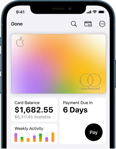 Apple Card в Wallet (Портфейл) с показан бутон More (Повече информация) горе вдясно, общият баланс и седмичната активност долу вляво и бутонът Pay (плащане) долу вдясно.