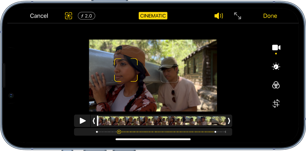 Екранът Edit (Редактиране) на видео в режим Cinematic (Кинематографичен) в хоризонтална ориентация. Горе вляво на екрана са бутоните Cancel (Откажи), Cinematic Manual (Кинематографично ръчно) и Depth Adjustment (Настройка на дълбочина на рязкост). В горния десен край на екрана е избран бутонът Cinematic (Кинематографичен). Горе вляво на екрана са бутоните Volume (Сила на звука), Enter Full Screen (Превключване на цял екран) и Done (Готово) Видеото е в центъра на екрана, а около обекта,който е на фокус, има рамка. Под видеото е лентата с кадрите, която показва точката във видеото, в която се променя обектът, който е на фокус. Инструментите за редактиране в дясната част на екрана са, от горе надолу: Video (Видео), Adjust Color (Настройка на цвета), Filter (Филтър) и Crop (Изрязване).