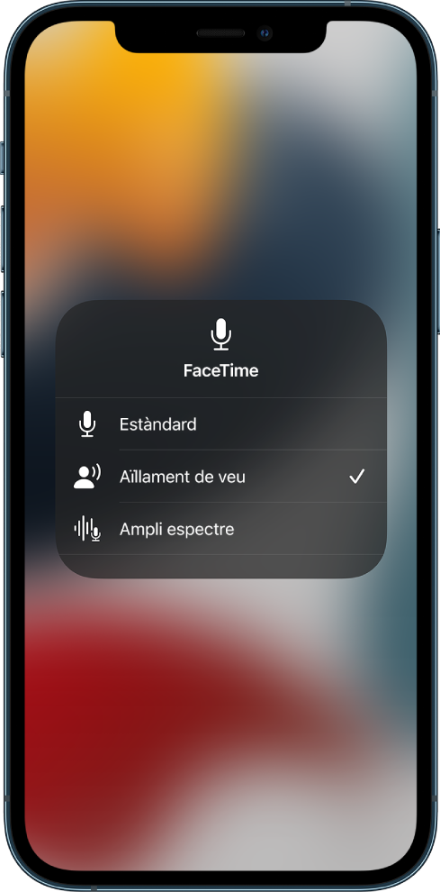 Configuració de Mode al centre de control per a les trucades del FaceTime, que mostra les opcions de configuració d’àudio Estàndard, “Aïllament de veu” i “Ampli espectre”.