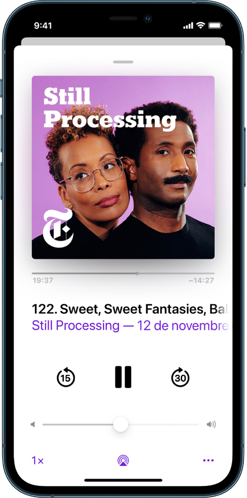 Controls de reproducció de la pantalla “S’està reproduint”. A sota de la imatge del podcast, arrossega el regulador de posició de la pista per anar enrere o endavant al podcast. A sota del títol de l’episodi hi ha els botons per anar enrere, reproduir o posar en pausa, i avançar ràpidament. I a sota d’aquests hi ha el control de volum. A l’angle inferior esquerre hi ha el control per canviar la velocitat de reproducció. A l’angle inferior dret hi ha el botó Més.