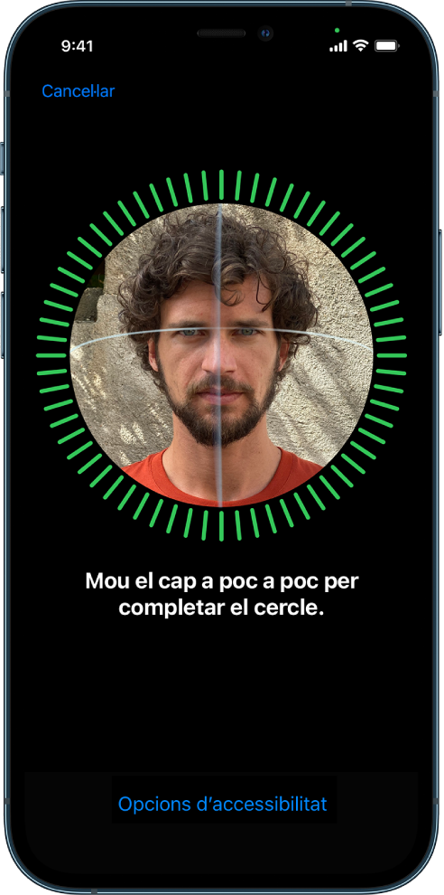 Pantalla de configuració del reconeixement del Face ID. Es mostra una cara encerclada a la pantalla. El text de sota indica a l’usuari que mogui el cap a poc a poc per completar el cercle. Apareix el botó “Opcions d’accessibilitat” a prop de la part inferior de la pantalla.