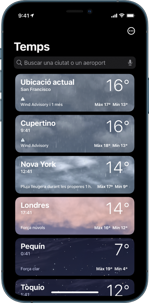 Llista de ciutats que mostra l’hora, la temperatura actual, la previsió del temps i les temperatures màximes i mínimes per a cada ciutat. A la part superior de la pantalla hi ha el camp de cerca, i a l’angle superior dret hi ha el botó Més.
