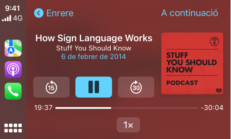 Tauler del CarPlay que mostra la reproducció del podcast “How Sign Language Works” de Stuff You Should Know.