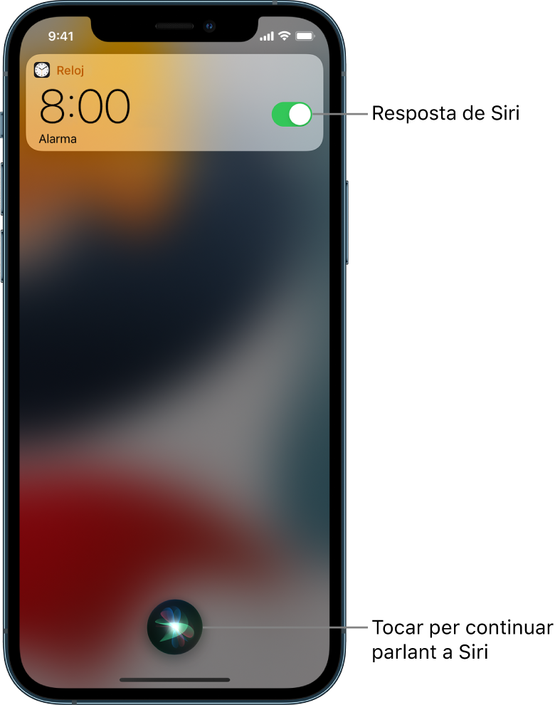 Siri des de la pantalla bloquejada. Notificació de l’app Rellotge que mostra una alarma activada per a les 8 del matí. Hi ha un botó al centre de la part inferior de la pantalla per continuar parlant-li a Siri.