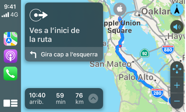 El CarPlay mostra les icones de les apps Mapes, Podcasts i Telèfon a l’esquerra, i el mapa d’una ruta en cotxe a la dreta, que inclou els controls de zoom, les indicacions per girar i la informació d’arribada estimada.