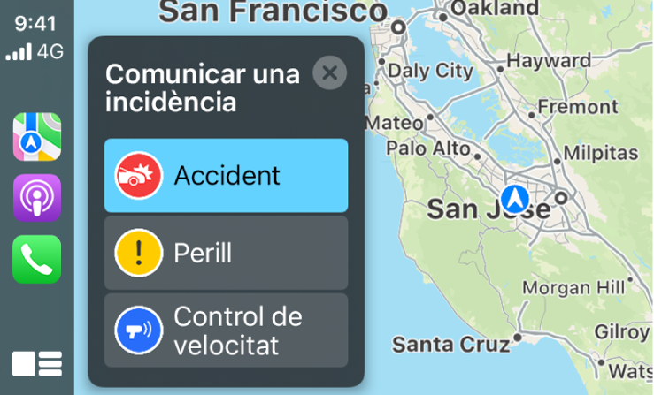 El CarPlay mostra icones de les apps Mapes, Podcasts i Telèfon a l’esquerra, i un mapa de l’àrea actual a la dreta on s’informa que hi ha un accident de trànsit, un perill o un control de velocitat.