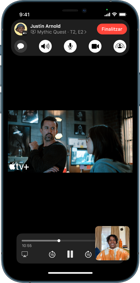 Una trucada per FaceTime que mostra contingut en vídeo de l’Apple TV+ que s’està compartint a la trucada. Els controls del FaceTime es mostren a la part superior de la pantalla, el vídeo s’està reproduint just a sota dels controls, i els controls de reproducció són a la part inferior de la pantalla.