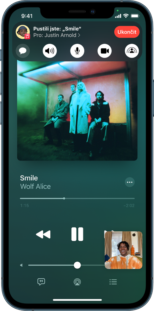 Hovor FaceTime s účastníky, kteří sdílejí zvukový obsah z Apple Music. Poblíž horního okraje obrazovky je vidět obal alba a hned pod ním název a ovládací prvky přehrávání.