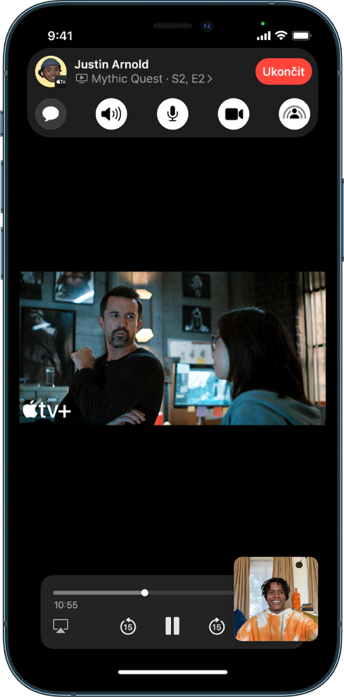 Hovor FaceTime, ve kterém se zobrazuje sdílené video z Apple TV+. U horního okraje obrazovky jsou umístěny ovládací prvky FaceTimu, pod nimi přehrávané video a u dolního okraje obrazovky ovládací prvky pro přehrávání.