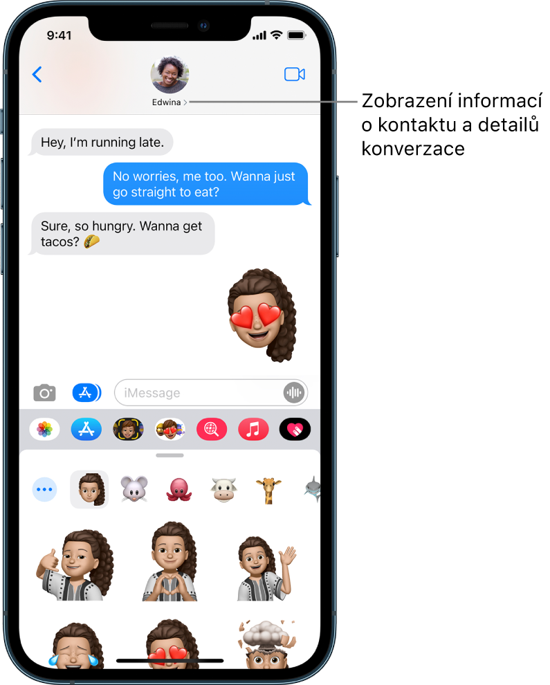 Konverzace ve Zprávách. U horního okraje se nachází zleva doprava tlačítko Zpět a fotka osoby, s kterou konverzujete. Uprostřed se zobrazují zprávy odeslané a přijaté během konverzace Pruh u dolního okraje obsahuje zleva doprava tlačítka Fotky, Obchody, Apple Pay, Memoji, Hashtagy, Hudba a Digital Touch.