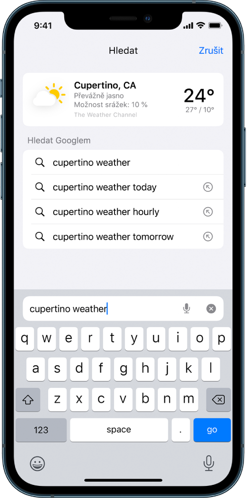 Obrazovka Safari s vyhledávacím polem v dolní části, ve kterém je zadaný text „cupertino weather“. Nahoře se zobrazuje výsledek z aplikace Počasí – aktuální povětrnostní podmínky a teplota v Cupertinu. Následují výsledky hledání z Googlu. Šipky vpravo od jednotlivých výsledků odkazují na konkrétní nalezené stránky.