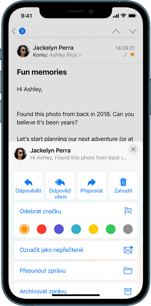 E‑mail, pod kterým se zobrazují volby pro odpověď a pod těmito volbami výběr barevných značek