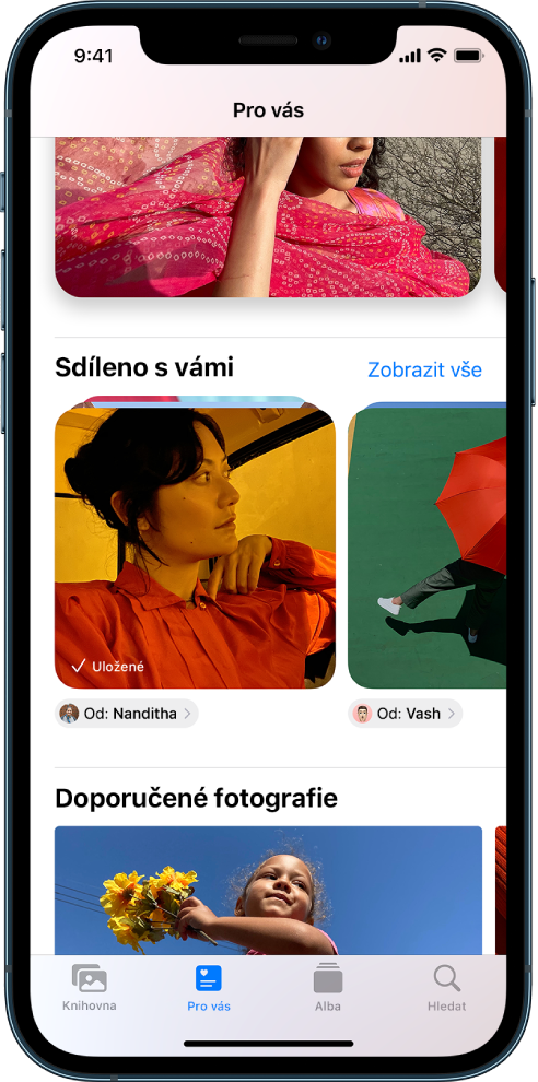Obrazovka „Pro vás“ v aplikaci Fotky se zobrazenými sbírkami fotek v oddílu Sdíleno s vámi. Pod každou sbírkou je vidět jméno kontaktu, který fotky nasdílel, a tlačítko pro odpověď tomuto kontaktu.