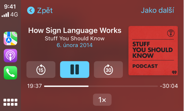 Obrazovka palubního systému CarPlay, na které se přehrává podcast „How Sign Language Works“ z kanálu „Stuff You Should Know´