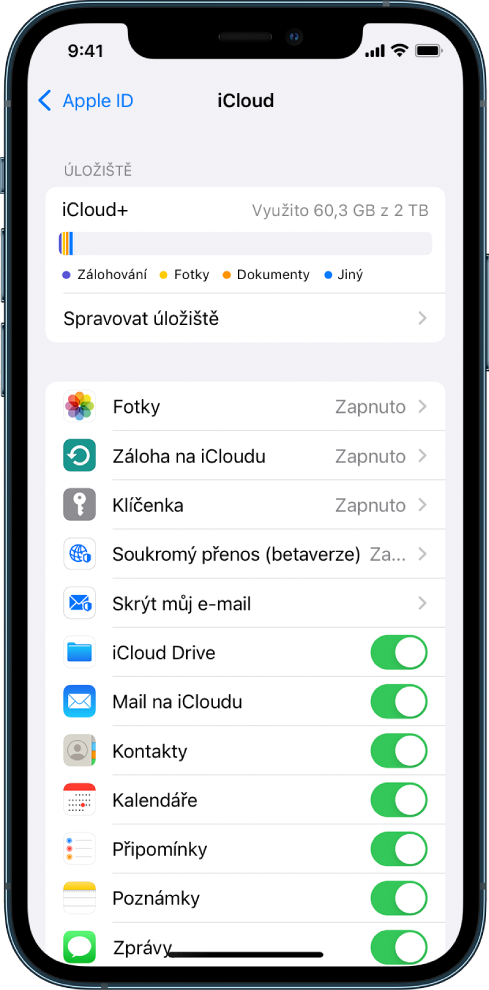 Obrazovka nastavení iCloudu s indikátorem stavu úložiště na iCloudu a seznamem aplikací a funkcí, které lze s iCloudem používat, např. Mail, Kontakty a Zprávy